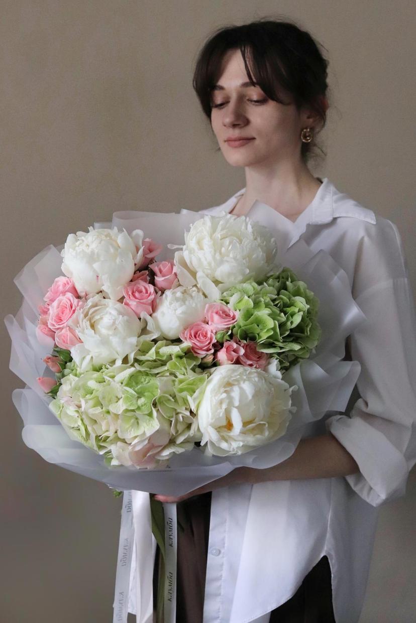 Триобукет "Гортензия, Пионы и Кустовая роза"